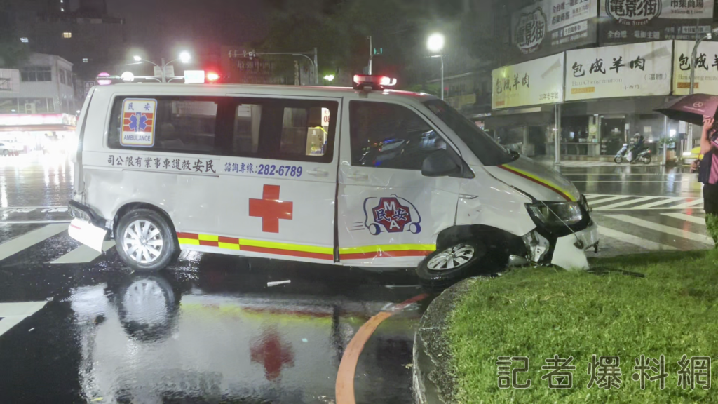 ▲2車撞擊過大民間救護車衝向路旁分隔島（圖／記者王俊勝 拍攝）