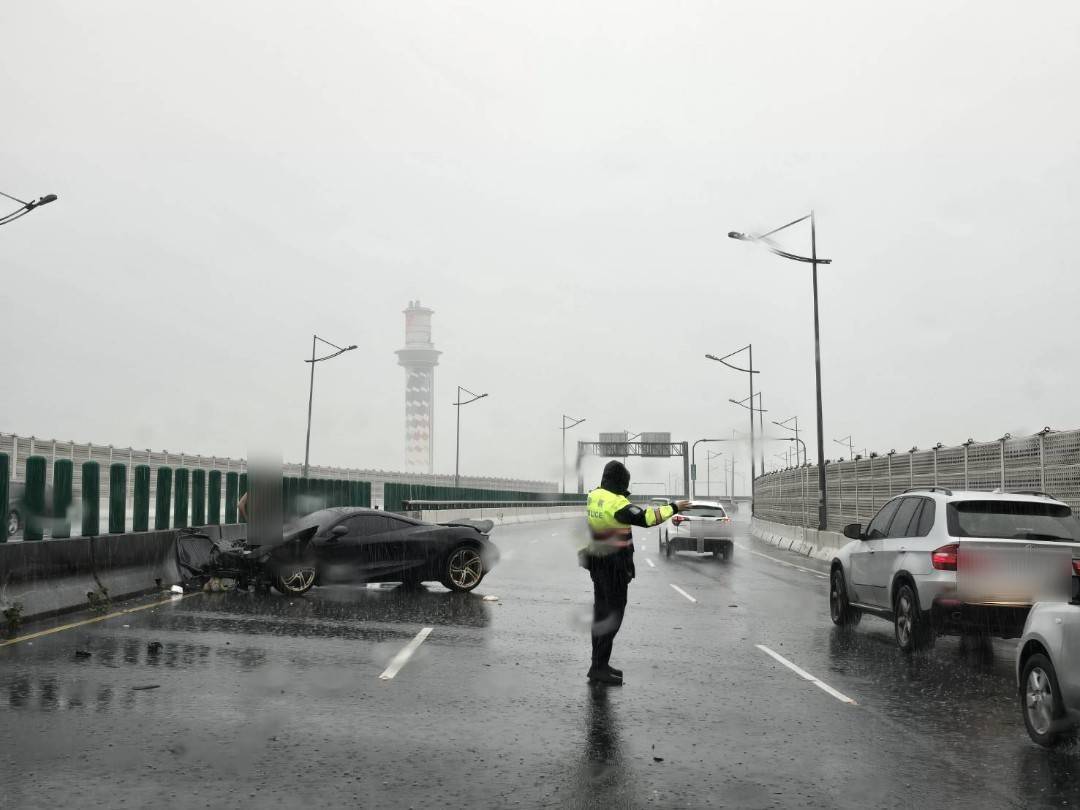 天雨路滑！「麥拉倫」超跑洲美快速道路自撞中央分隔島　車頭變形幾近全毀