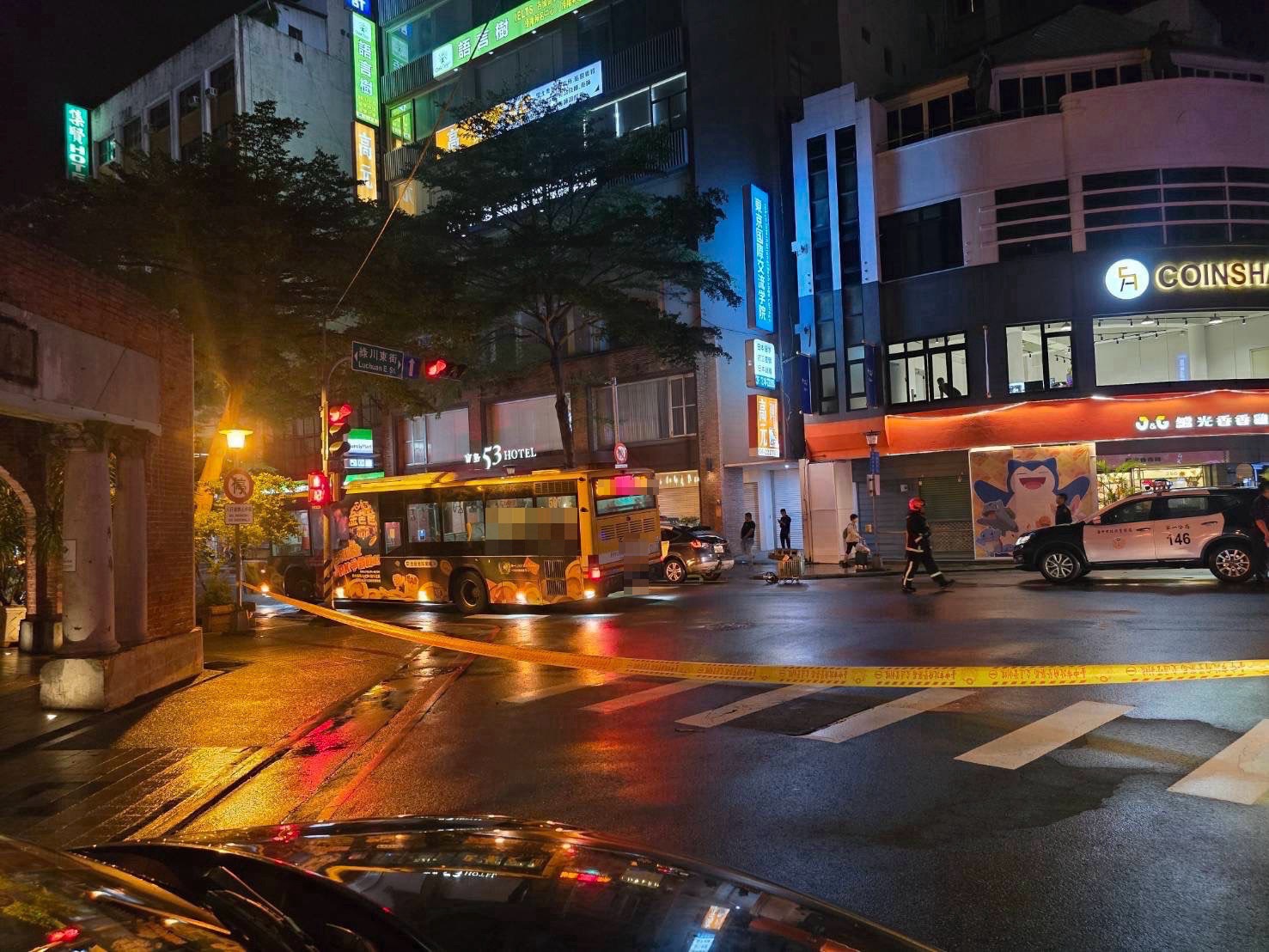 （有片）更新／台中市公車撞擊兩名行人！ 　一女子當場無生命跡象送醫不治