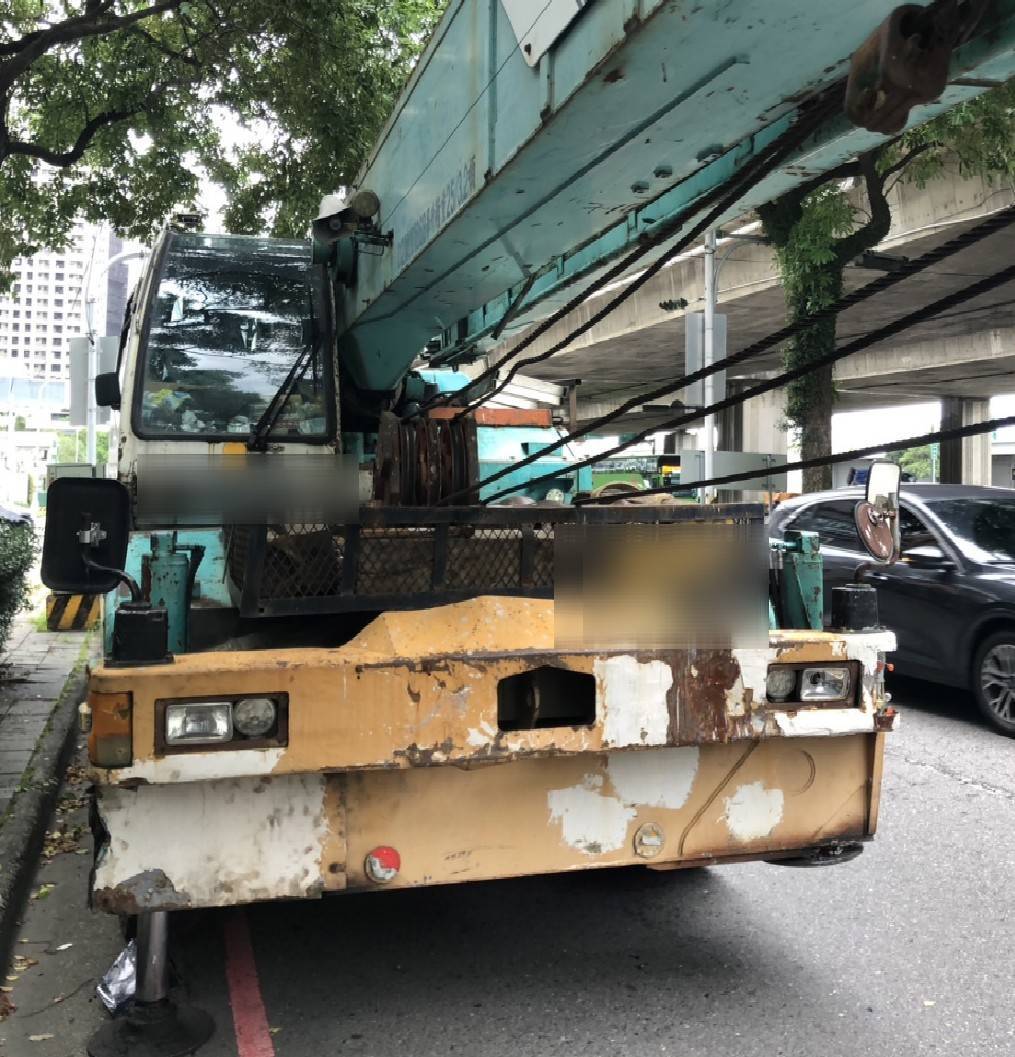 吊車煞車失靈釀連環車禍！　台74快速道路下青海路匝道6車相撞1人受傷