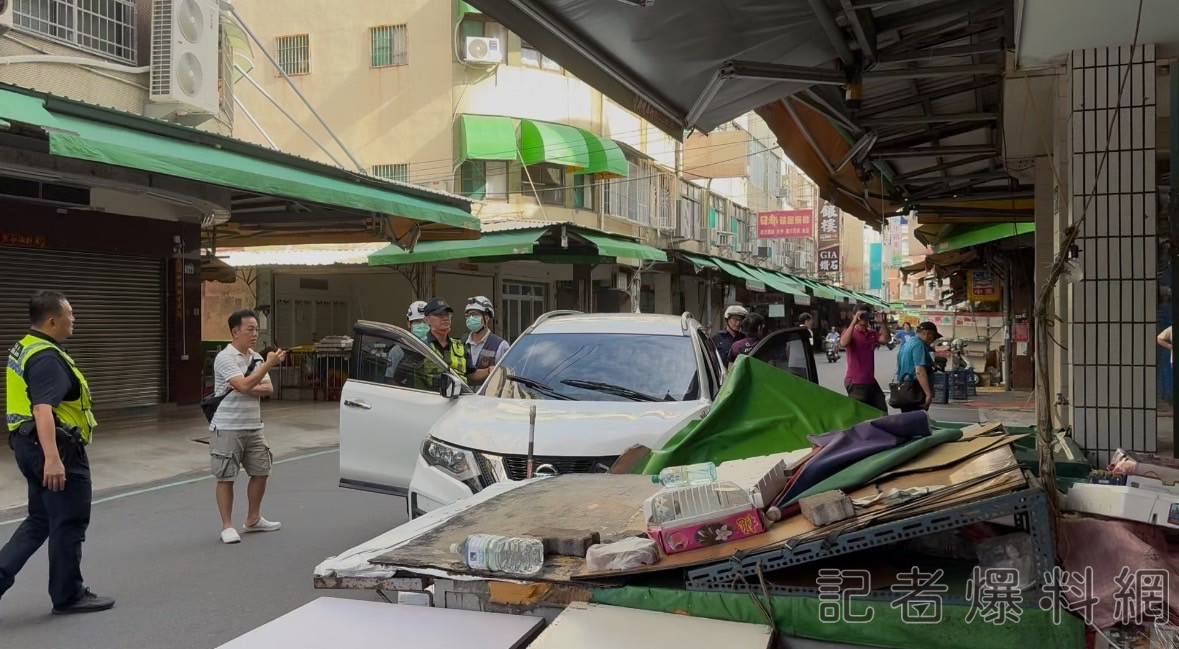 案情逆轉！高雄街頭追逐竟變「感情糾紛」 三和市場攤販無辜被撞到變形