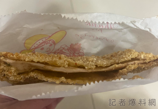 影／麵皮比肉厚！桃園80元雞排長這樣　苦主：買來的是一張雞肉紙