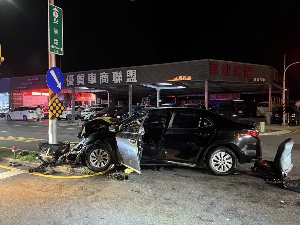 台東女駕駛自撞分隔島雙腳骨折困駕駛座　消防人員出動破壞機具撐開車體救人