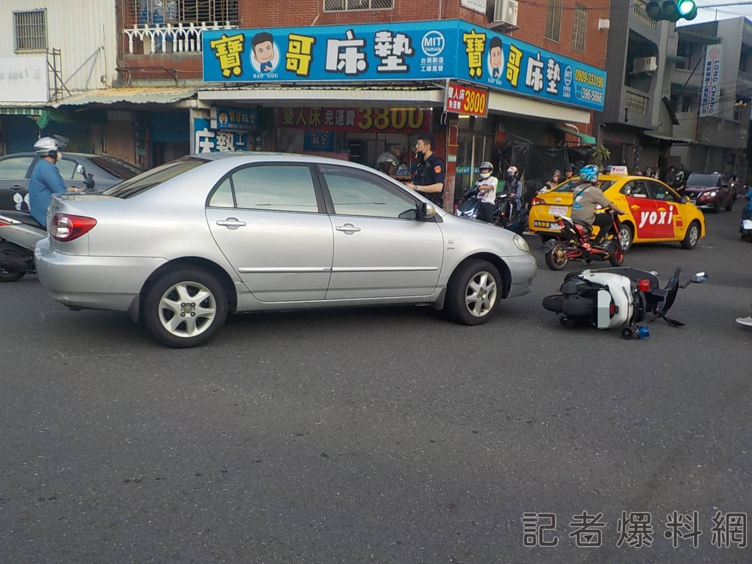 ▲駕駛轉彎不慎，與警用機車擦撞，造成員警倒地送醫（圖／記者王俊勝 翻攝）