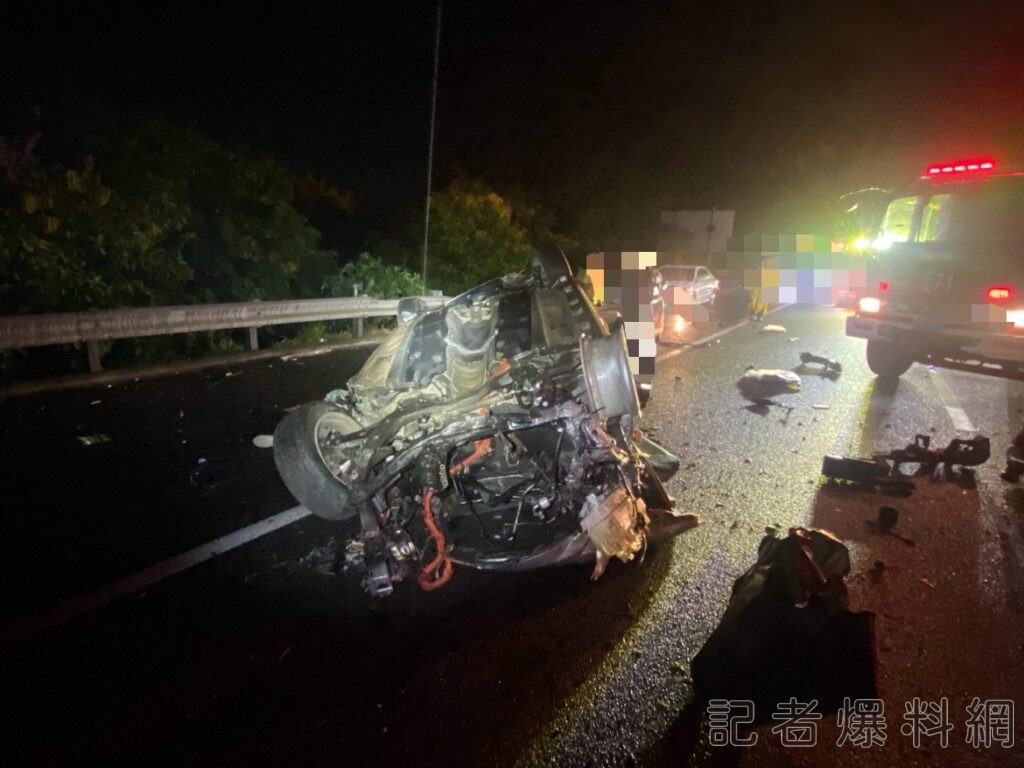 國一南下237.5K雲林斗六段 2車擦撞翻覆釀3死1傷