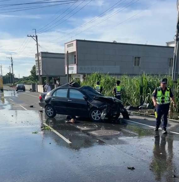 （有片）雲林東勢鄉自撞車禍　消防栓被撞水洗路面