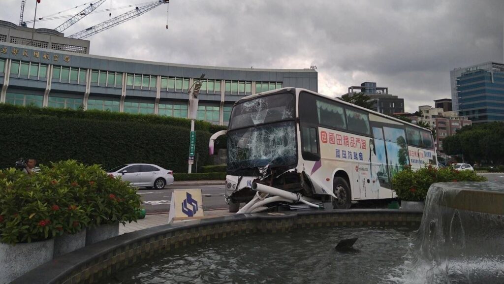 國光客運松山機場出車禍　撞爆噴水池、標示桿2傷送醫