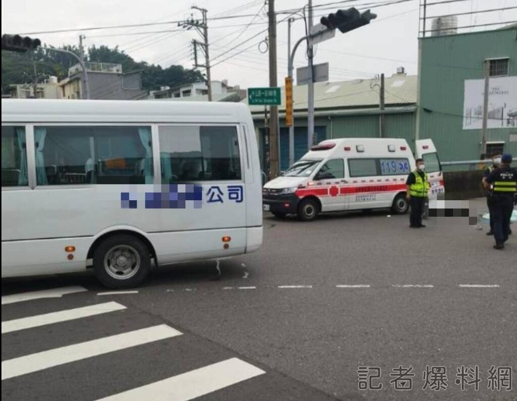 影/台中婦騎二輪電動車 遭慘私立中學校車追撞慘死