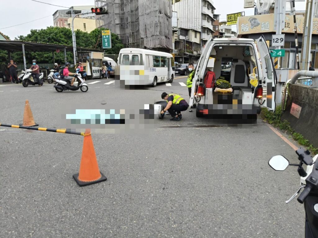 台中婦騎二輪電動車 遭慘私立中學校車追撞慘死