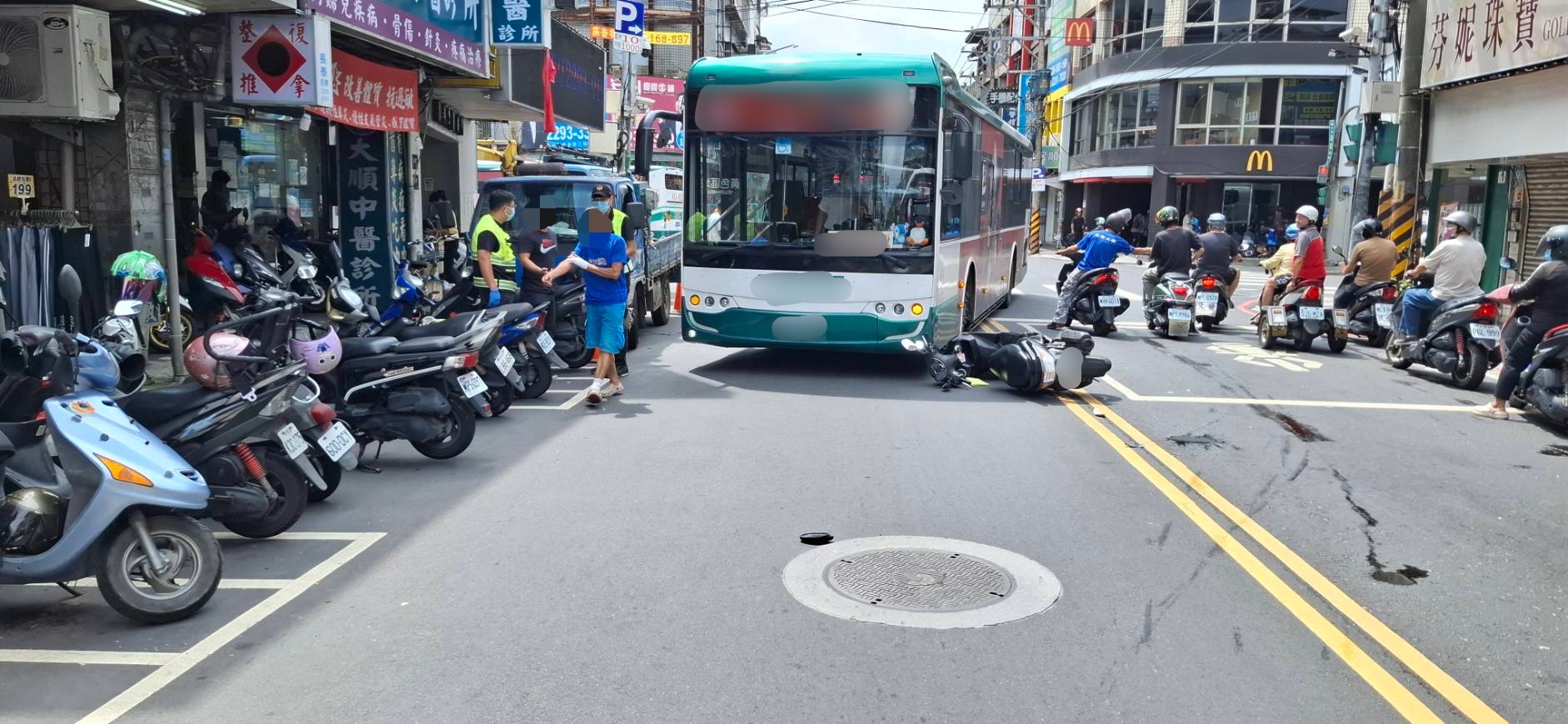 雙黃線只是參考？五股騎士鬼切迴轉　下一秒撞左轉公車慘摔倒地