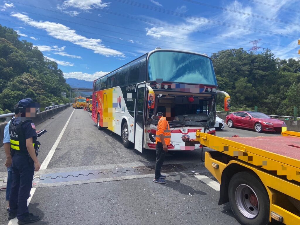 國道3號遊覽車事故！　追撞自小客車釀連環車禍