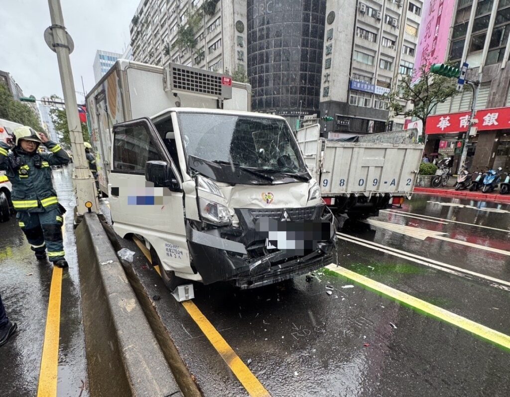 東區4車連環追撞！小貨車追尾越過分隔島再撞對向來車　車頭變形夾困駕駛