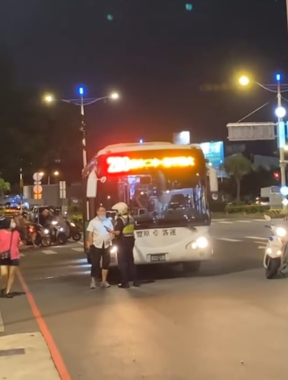 （有片）台中市公車又出包！　變換車道違規橫跨雙車道警攔下當場開罰