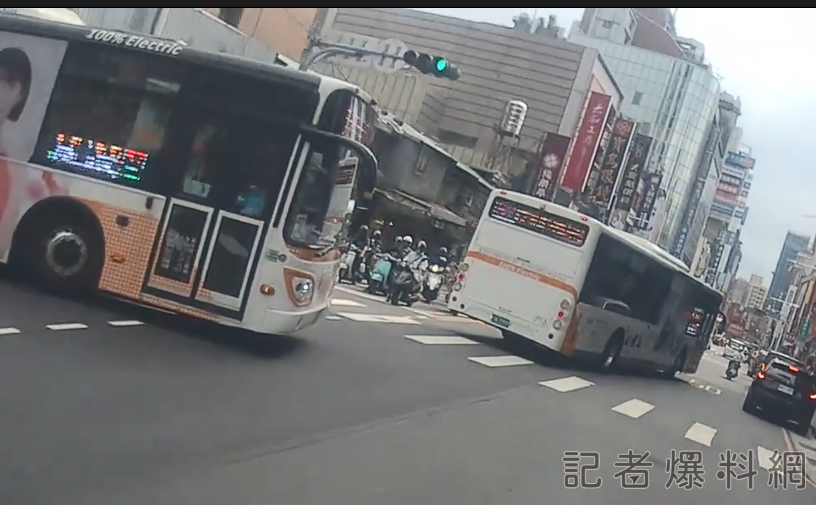 新北市 公車 闖紅燈