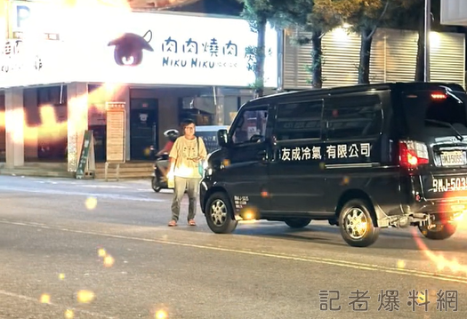 影／台中阿嬤硬過馬路被叭！「怒擋車前不走」警到場勸說　網友酸：霸王別激