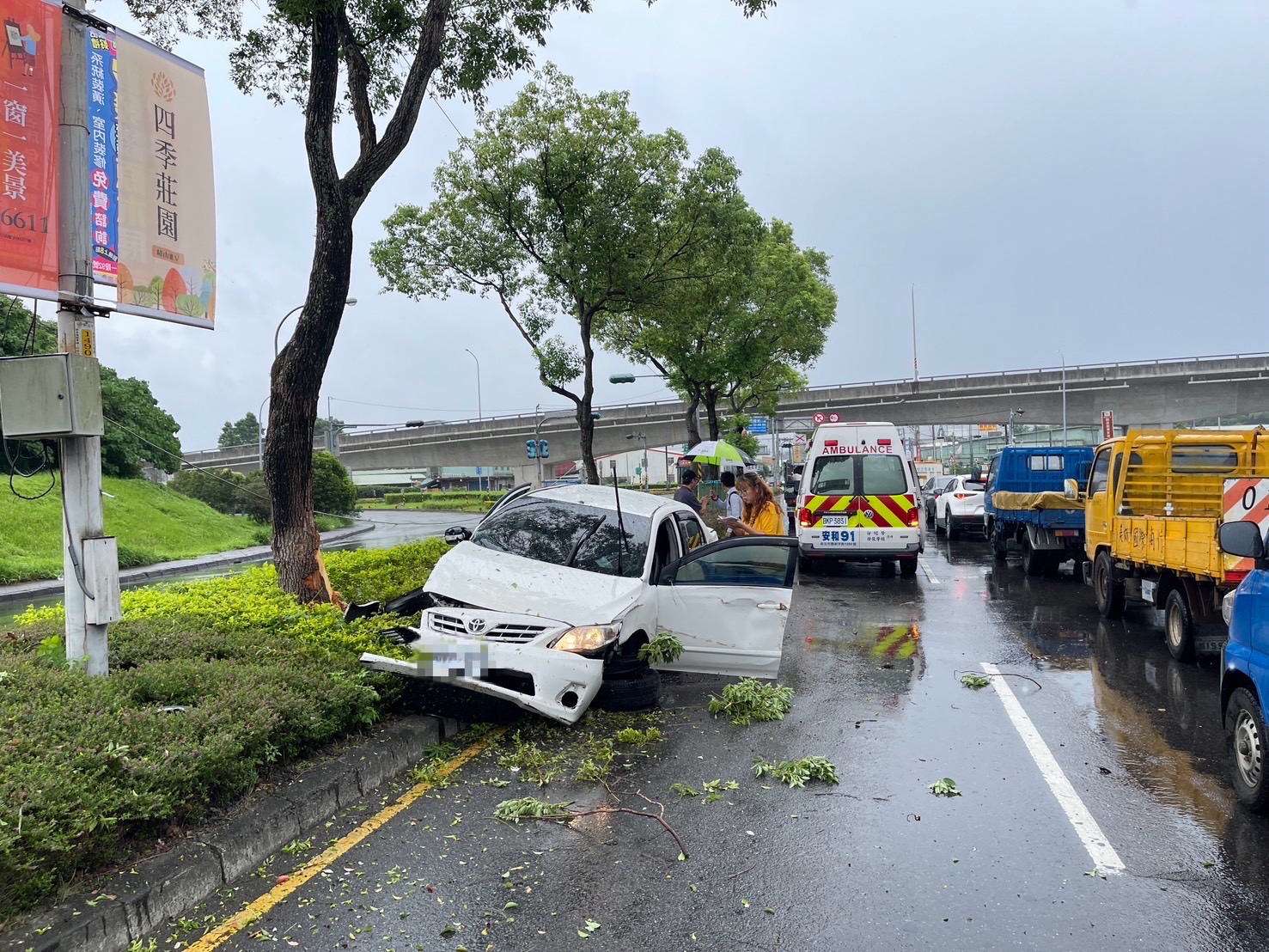 開比「山陀兒」快！男飛車下安康交流道　失速飛越分隔島撞對向車