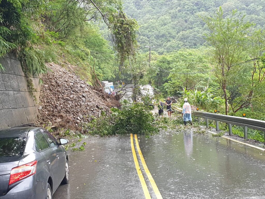 中颱山陀兒來勢洶洶！北宜公路傳落石坍方警急管制　現場單線雙向通行