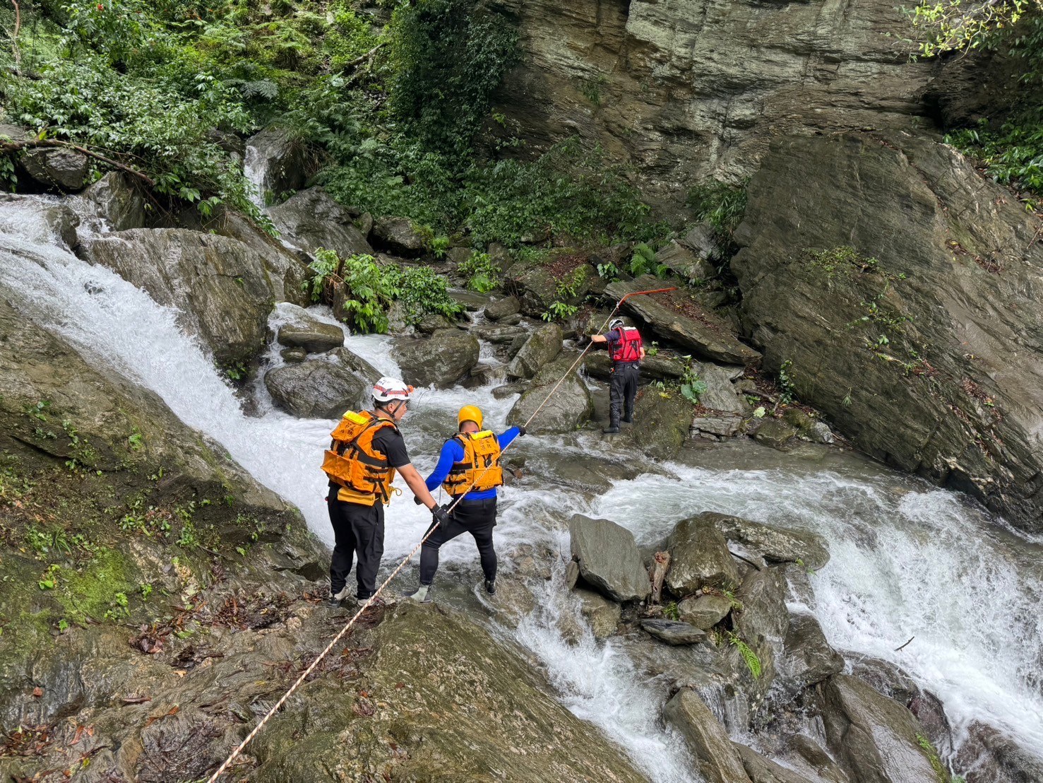 （有片）3人登山隊伍攀登因溪流湍急受困　花蓮縣消防隊員救援下山