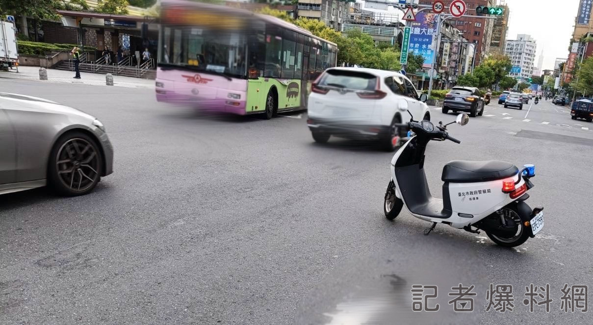 影/萬華1機車不明原因搶快起步 猛烈撞擊公車搶救無效