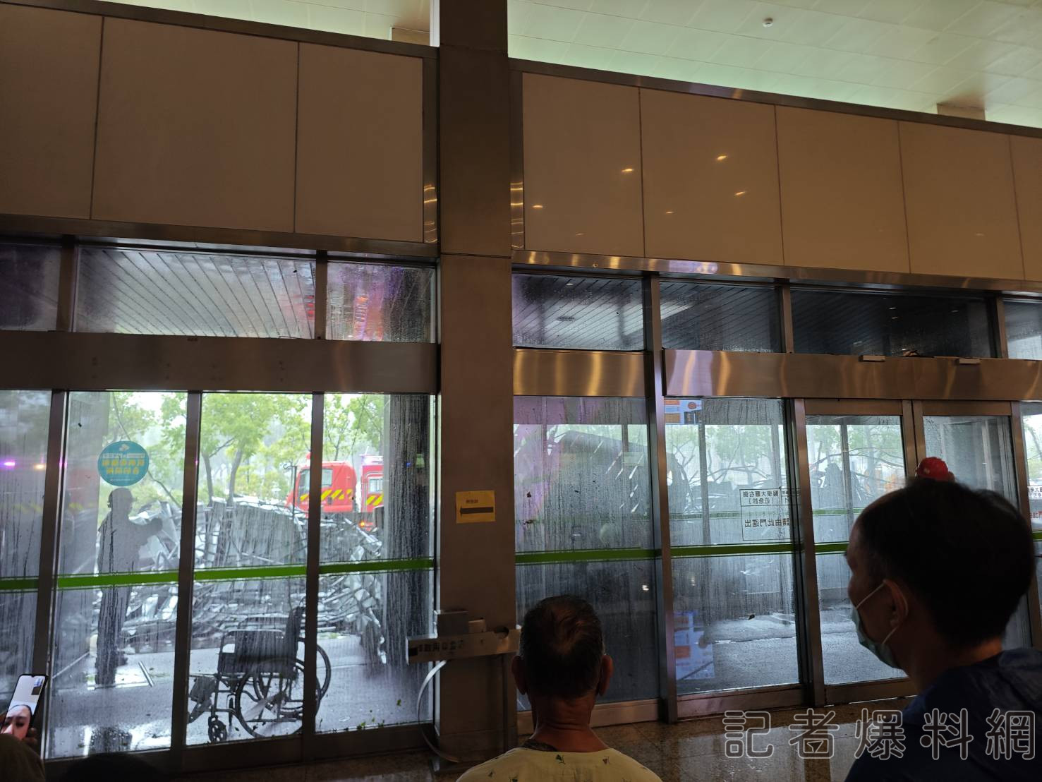 ▲高雄長庚醫院輕鋼架倒塌。(圖/記者爆料網群友提供,下同)