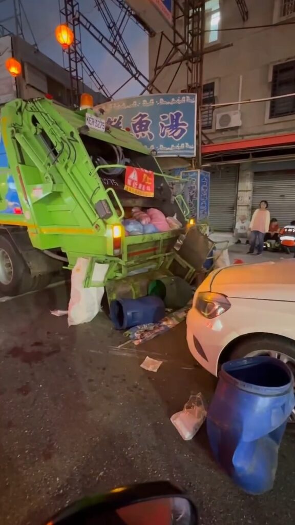 影/台南賓士撞垃圾車 倒垃圾民眾遭波及7人傷 4 2024 10 07 125477 threadsdownloader.com de3d30.mp4 20241007 200120.224 | 社會 社會 記者爆料網|新聞|即時新聞