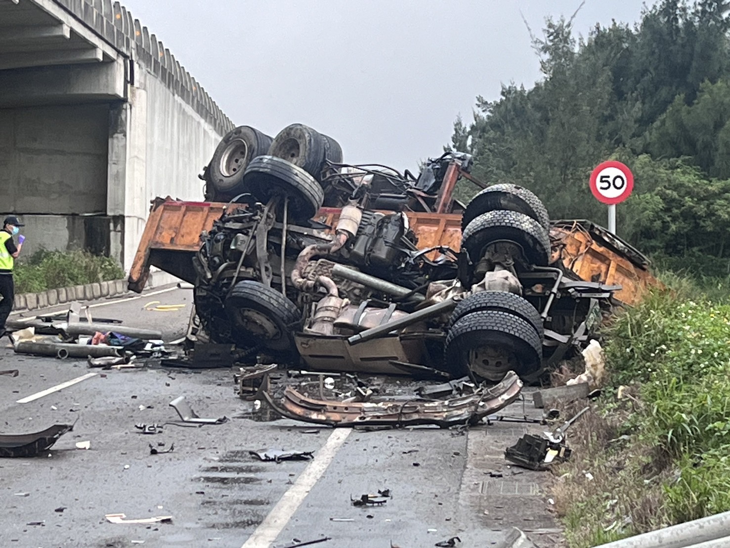 台61線事故！　砂石車翻落平面道路駕駛OHCA