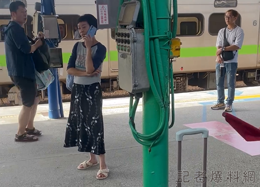 影／女乘客大鬧彰化車站！疑凹站務人員幫拿狗、行李遭拒　一旁民眾看傻眼