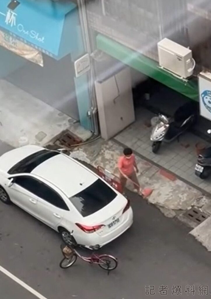 影/疑不滿擋路!高雄1婦拿掃把 將車當成小人拍打 影/疑不滿擋路!高雄1婦拿掃把 將車當成小人拍打
