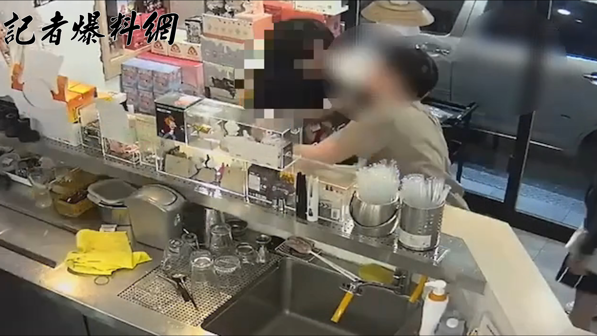 ▲台北市大安區敦化南路一段1間飲料店，日前竟有男子闖入當著店長的面就想竊取公仔娃娃，遭店長壓制通報警方到場查處。（翻攝畫面）