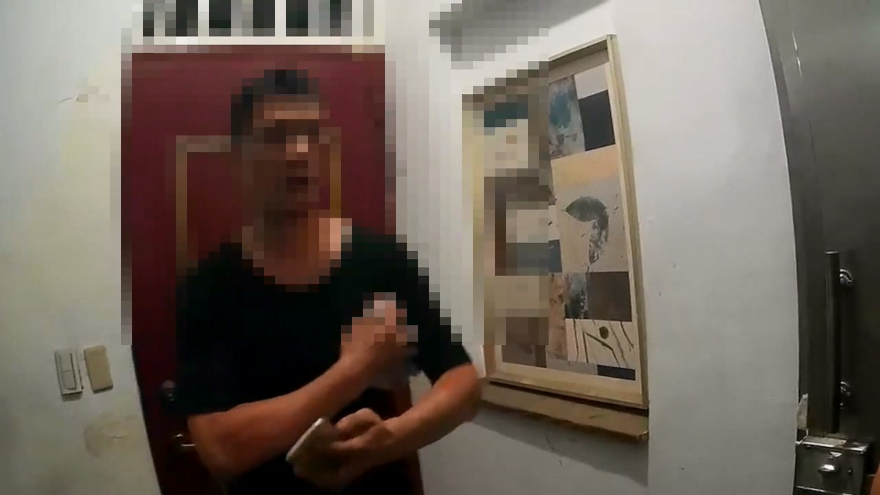 ▲蔡男踹開朋友家大門攻擊後逃逸。（翻攝畫面）