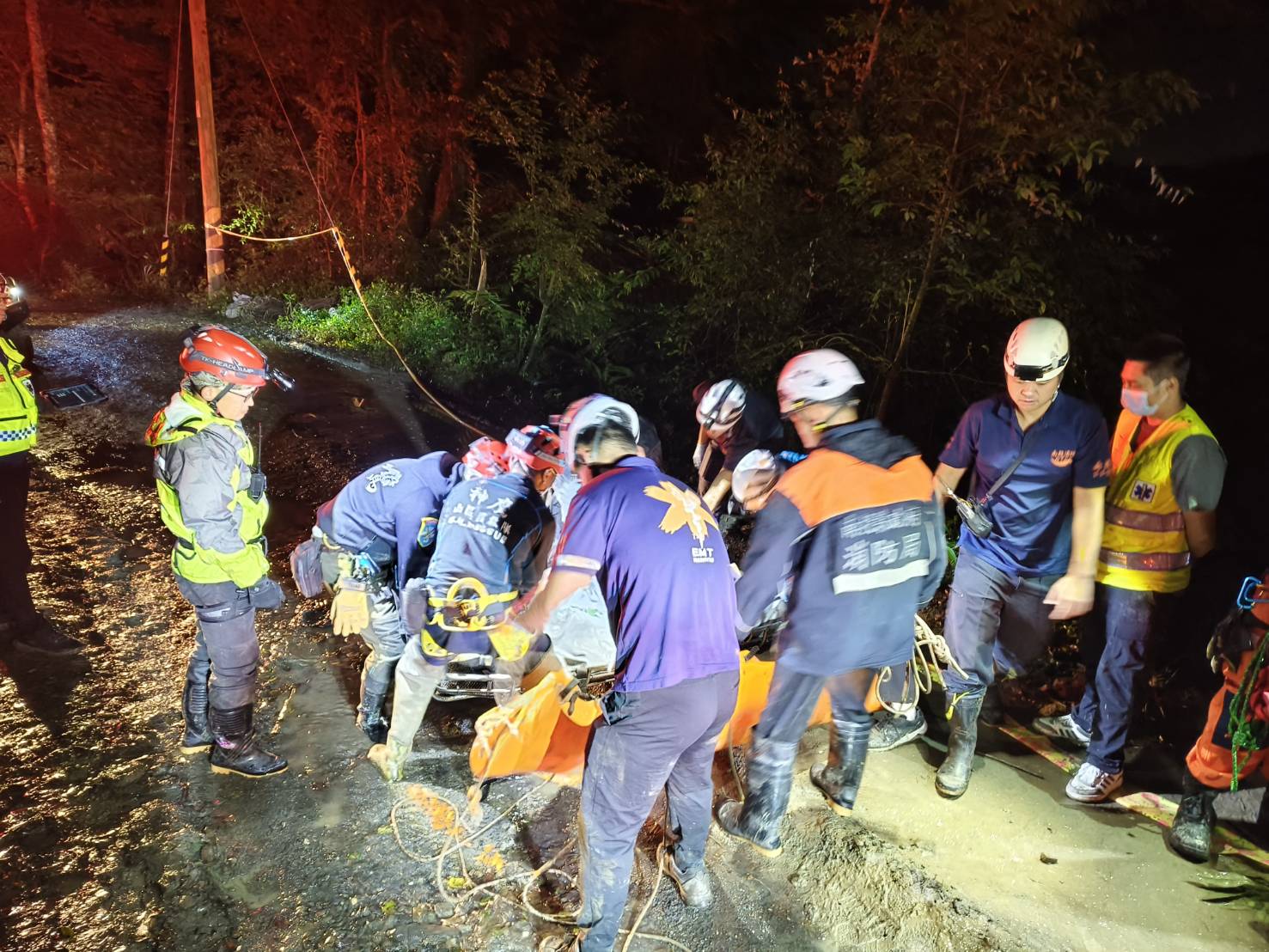 （有片）南投廂型車墜60米山谷　駕駛拋出車外死亡