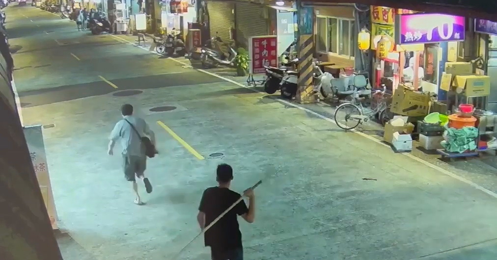 幹嘛罵我兒子！卡拉OK店外衝突　2男持棍互毆還傷及無辜女