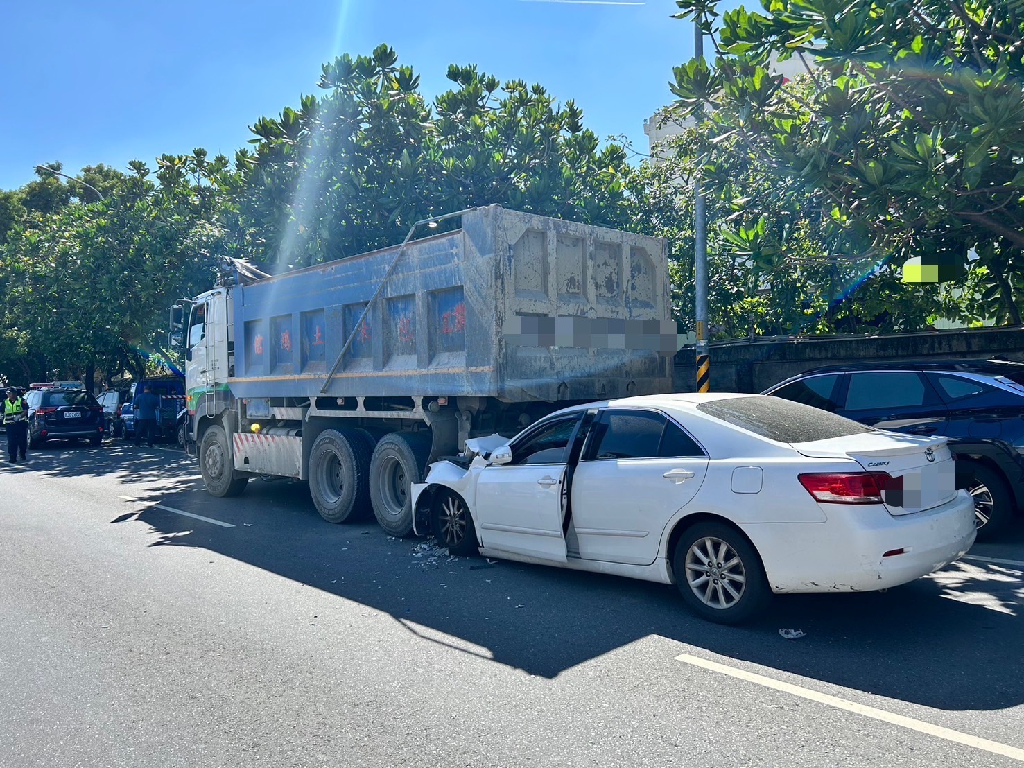 （有片）撞擊畫面曝光！台東自小客車追撞砂石車　駕駛傷重不治