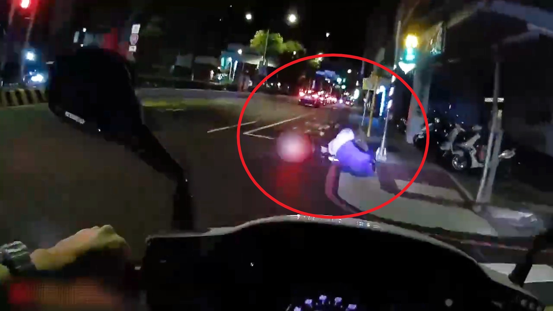 毒蟲騎士未依規定兩段式左轉拒檢逃逸　板橋逃到中和自摔狼狽遭逮