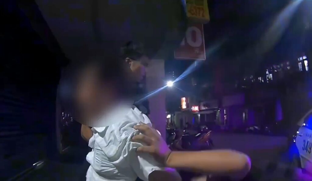 好噁！新莊男在小黃車上吐痰　500元清潔費喬不攏毆運將