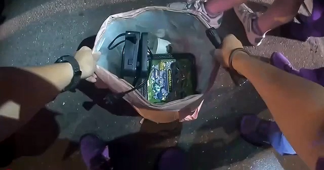 汽車路邊違規停！警一查女副駕　通緝又擁221顆喪屍菸彈