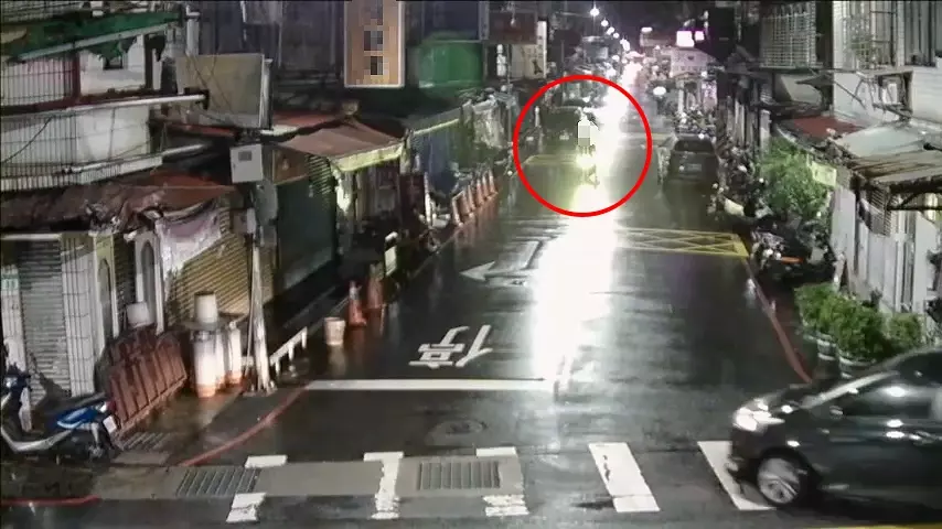 ▲外送員不滿被要求將餐點送上5樓,剪斷電線洩憤。(翻攝畫面)