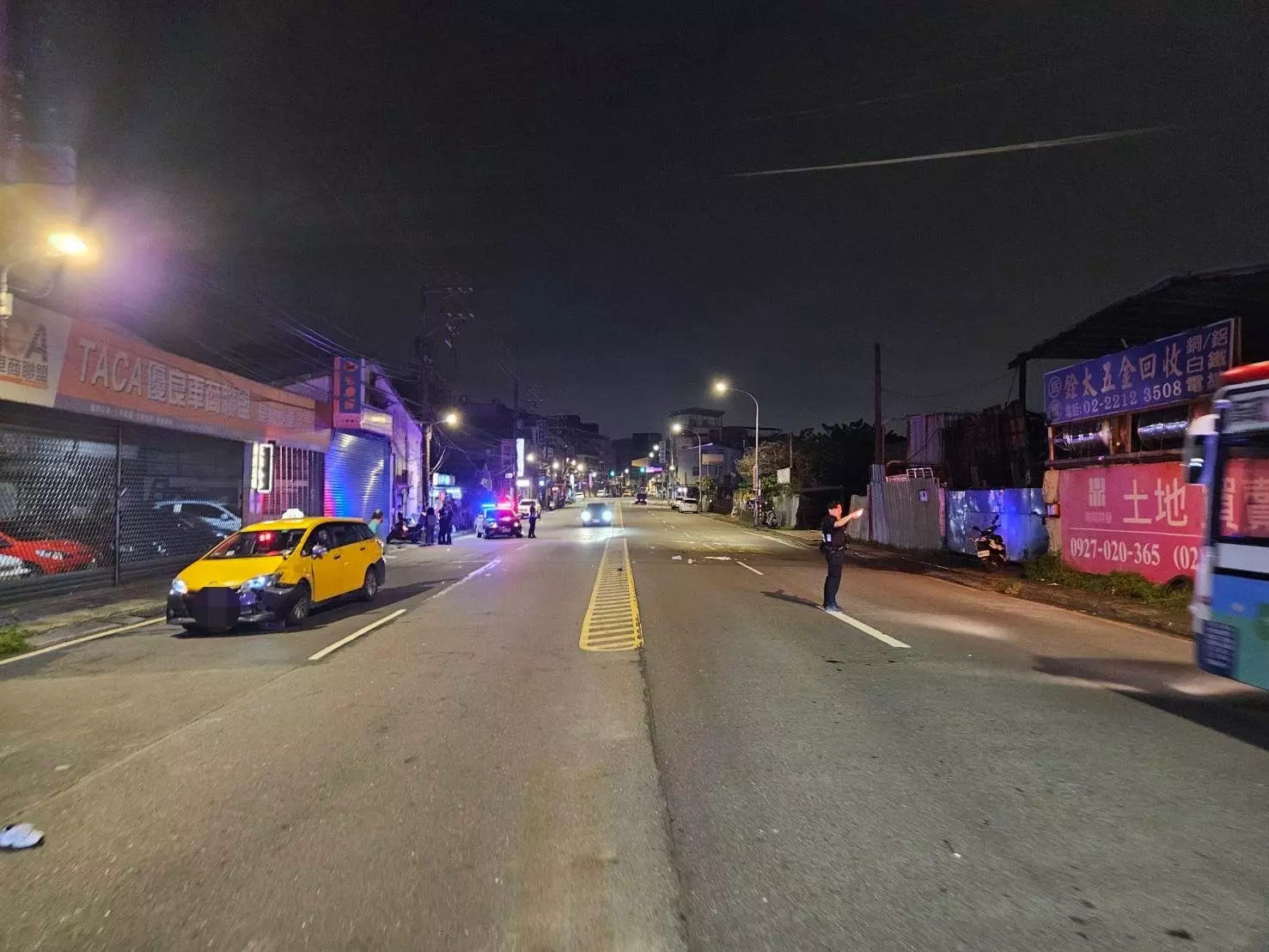 ▲計程車撞上穿越馬路的行人。（翻攝畫面）