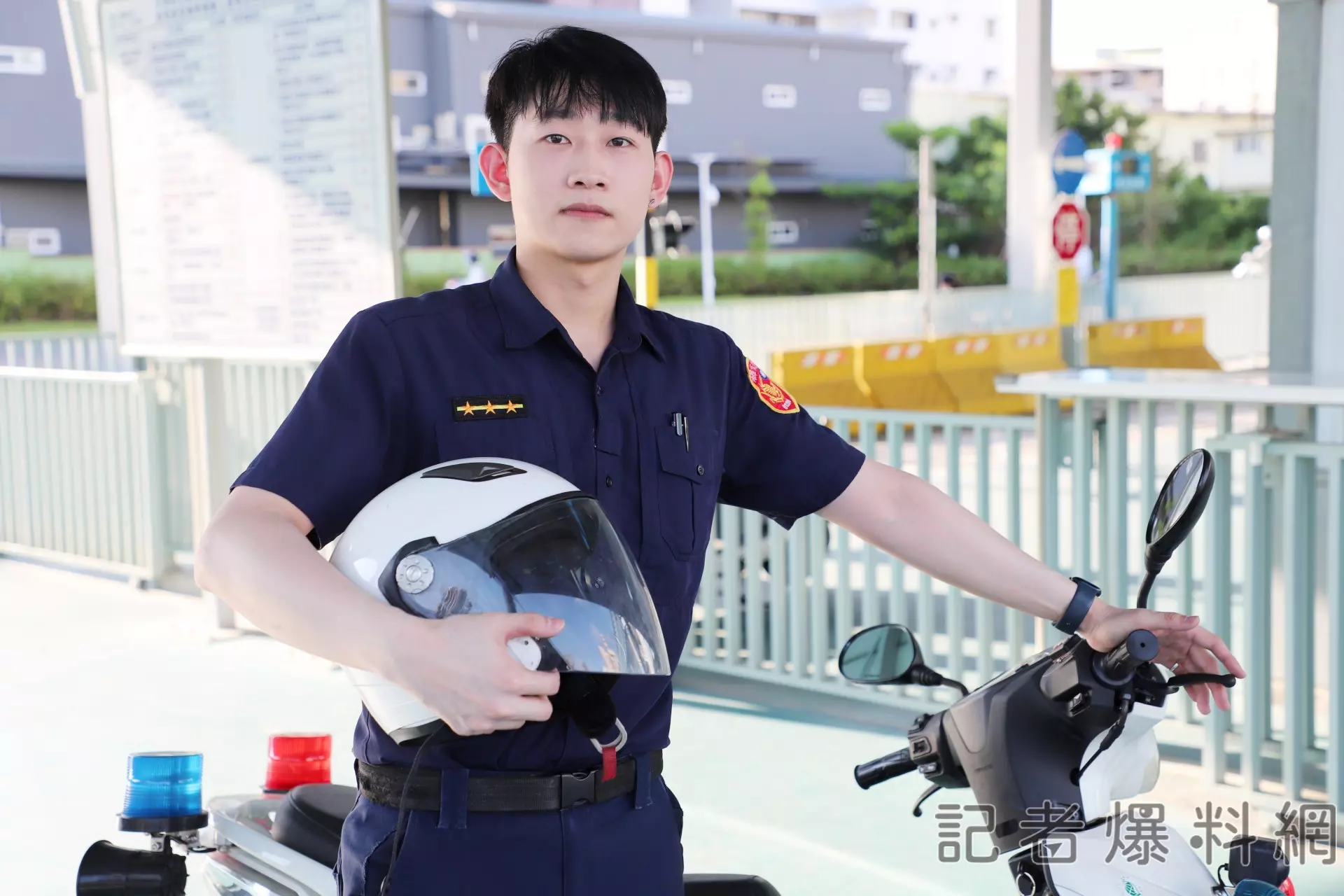 ▲高雄市政府警察局苓雅分局五福二路派出所員警「陳里揚」協助拍攝交安宣導片。（圖／高市新聞局提供。）