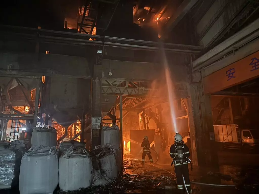 苗栗山水米鐵皮倉庫大火! 延燒面積500平方公尺 3 2024 10 21 882188 | 社會 社會 記者爆料網|即時新聞