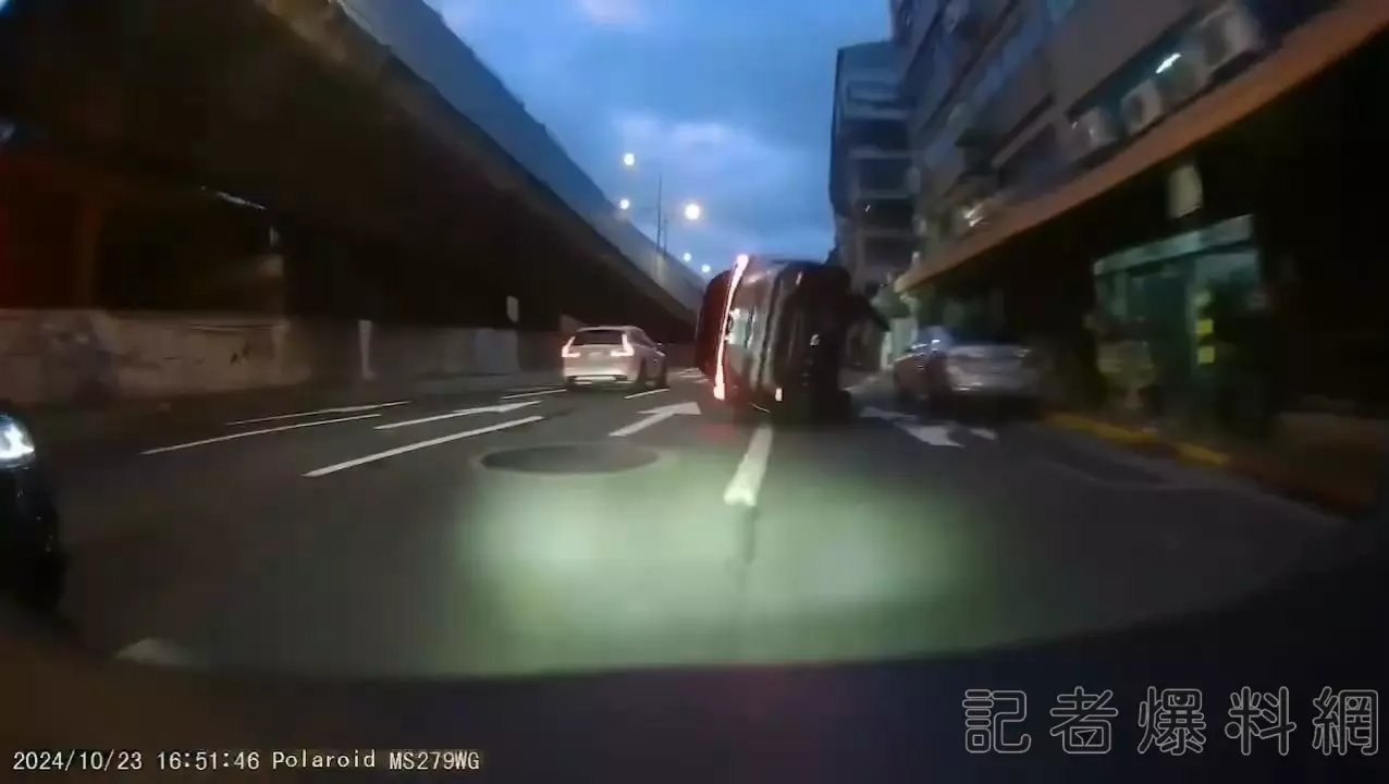 影／翻車啦！酒駕撞路旁車輛180度烏龜翻　騎士驚險閃過