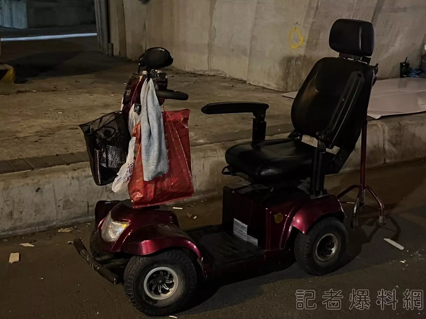 ▲黃男騎乘代步車撞擊林女機車。（圖／民眾提供）