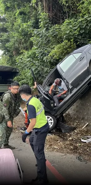 新竹縣新豐鄉車禍！　自小客車撞軍方交管人員再撞邊坡釀兩傷 　 　