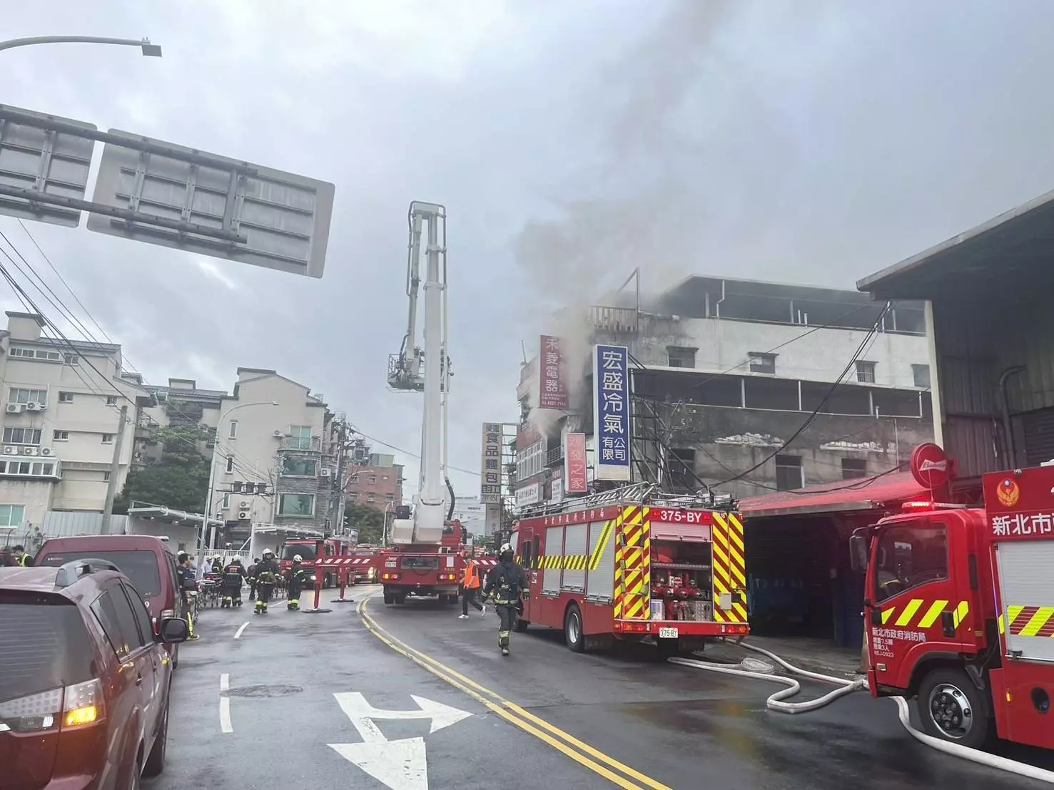 ▲新北市新莊區化成路1處民宅，今（28）日6時許傳有火警。（翻攝畫面）