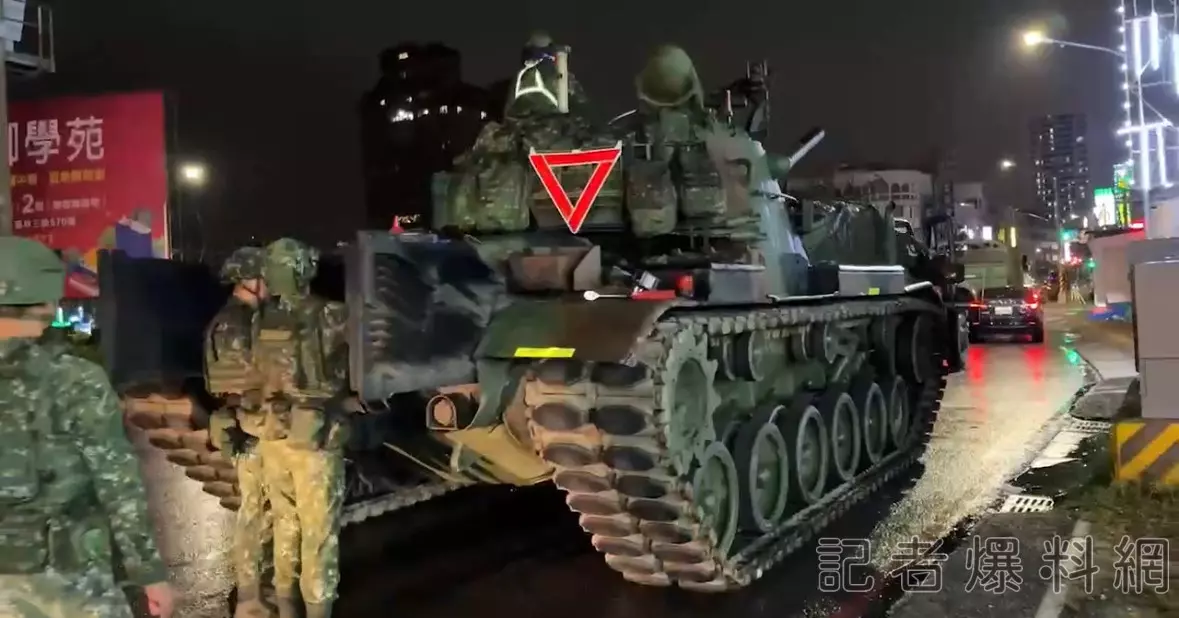 ▲士兵正修著坦克車。（圖／民眾提供）