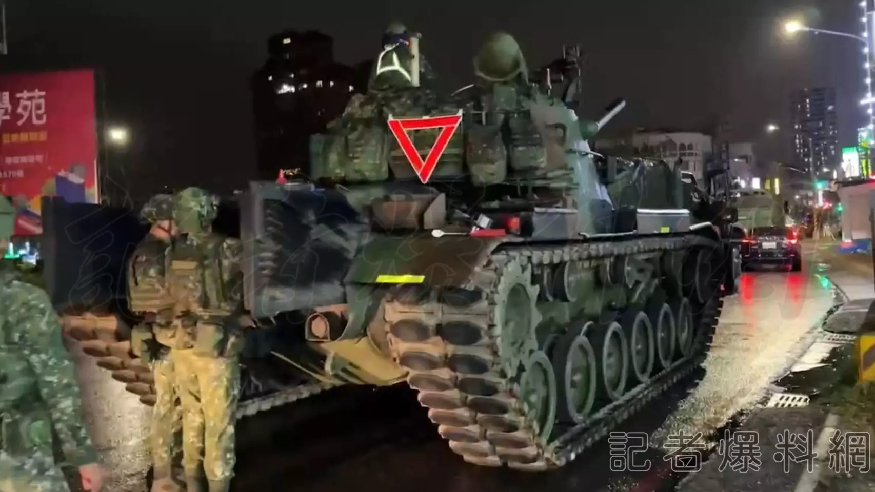 ▲士兵正修著坦克車。（圖／民眾提供）