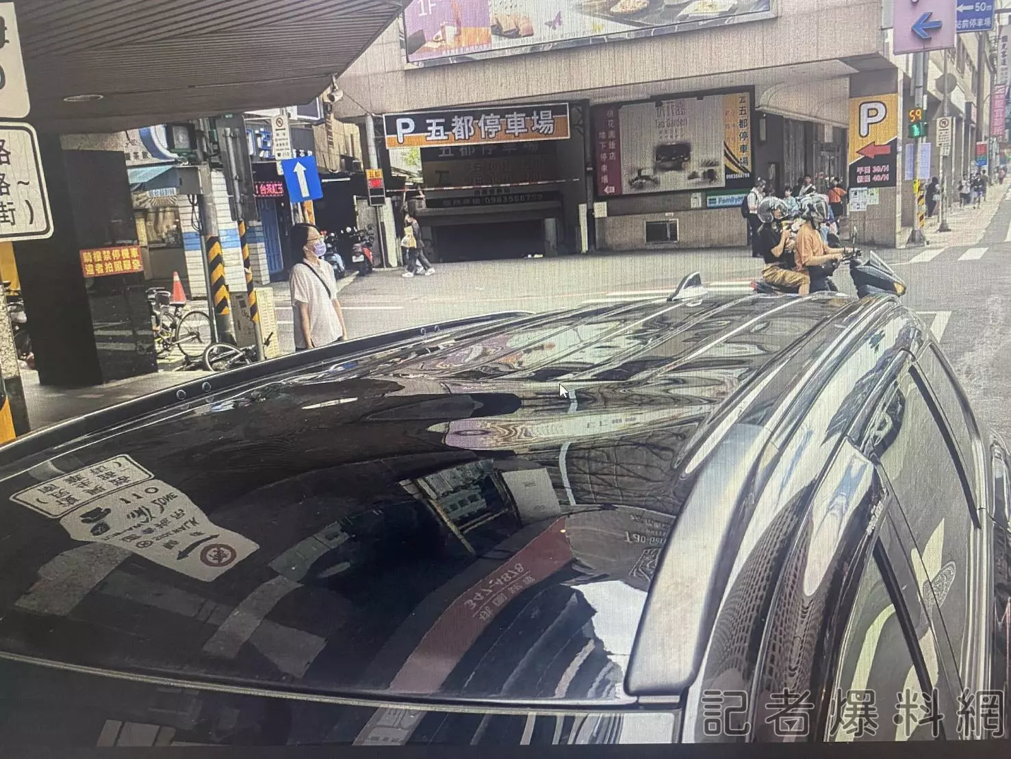 影/桃園百貨公司地下停車場 男子情緒失控踹凹車體警將人壓制送醫