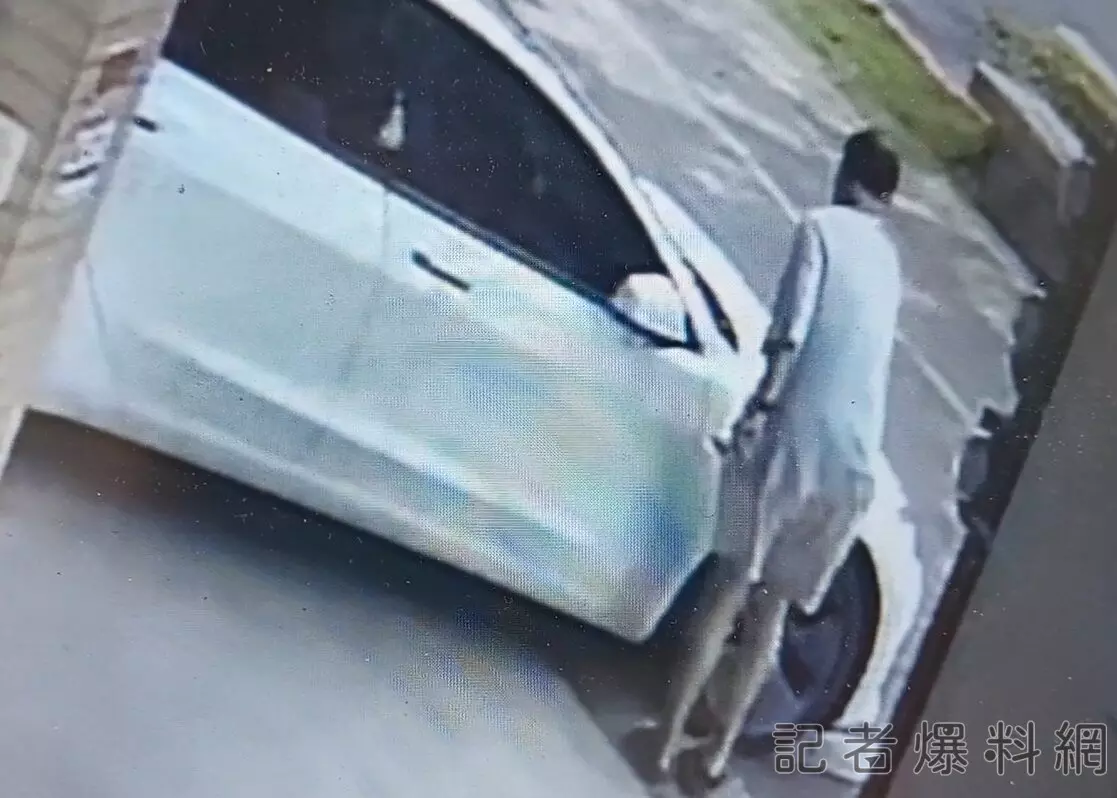 特斯拉 被刮車 停路邊