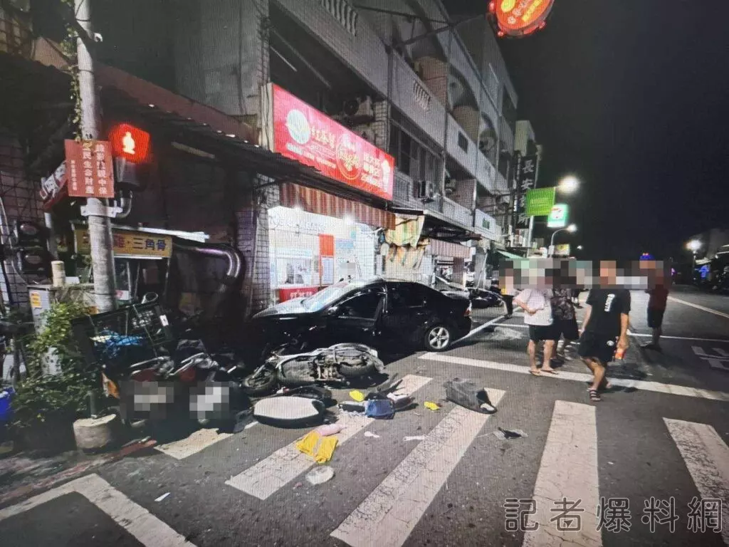 影/吃力!台南29歲男駕車「轉彎過快」自撞 波及9車5戶...慘況曝 6 ▲男子駕車「轉彎過快」自撞波及9機車5住戶(圖/記者王俊勝 翻攝)