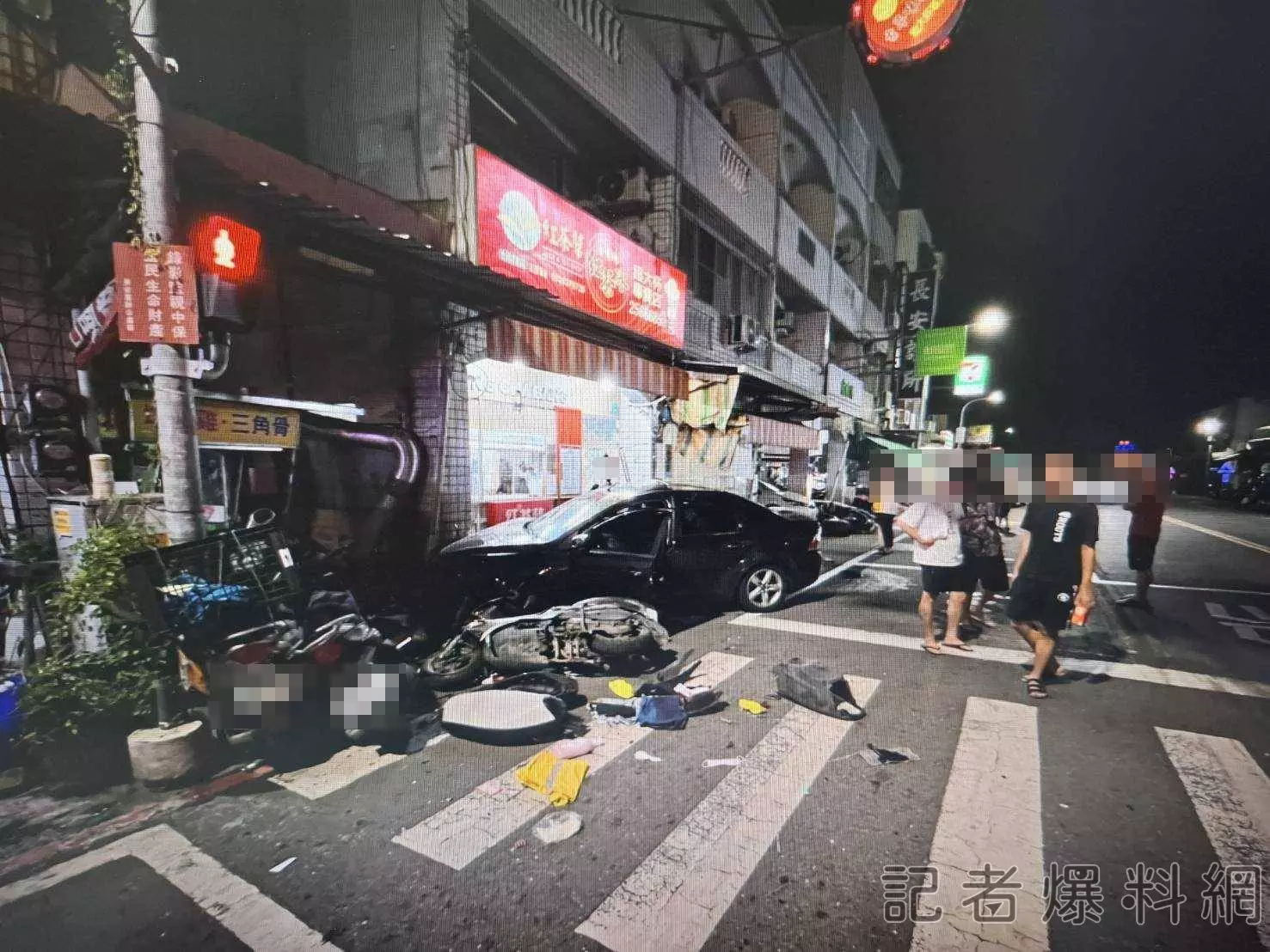 影／吃力！台南29歲男駕車「轉彎過快」自撞　波及9車5戶慘況曝